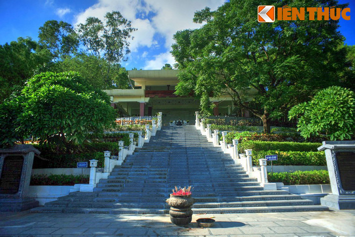 Từ năm 1984 - 1985, ngôi mộ của bà Hoàng Thị Loan đã được xây mới theo hình một khung cửi khổng lồ. Đến những năm 2000, từ chỗ chỉ đơn thuần là một ngôi mộ, cả khu vực đã được xây dựng thành một khu tưởng niệm rộng lớn.