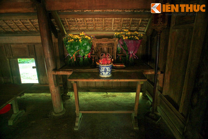 Trong ngôi nhà này, cụ Sắc dành hai gian để đặt bàn thờ bà Hoàng Thị Loan và để tiếp khách. Bàn thờ được làm bằng liếp tre nứa trên trải chiếu nhỏ để bát hương, cây nến và bài vị bằng gỗ giản dị.