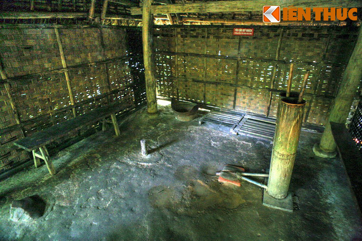 Lò rèn cố Điền do ông Hoàng Xuân Luyễn (thường gọi là cố Điền) lập ra để rèn công cụ phục vụ bà con trong vùng từ cuối thế kỷ 19. Khi ở làng Sen, Nguyễn Sinh Cung thường sang giúp cố Điền đập đe, thụt bễ, nhặt sắt vụn làm đồ chơi và nghe bà con bàn luận việc nước, việc đời.