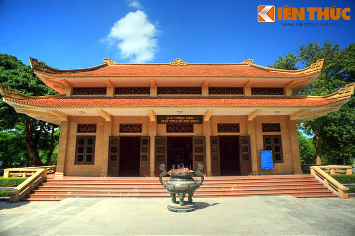 Nhà tưởng niệm Chủ tịch Hồ Chí Minh ở làng Sen.