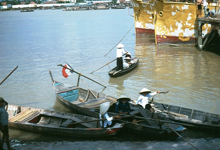 Những con đò trên bến.