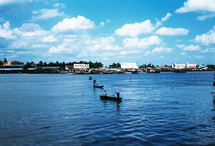Đò ngang trên sông Sài Gòn.