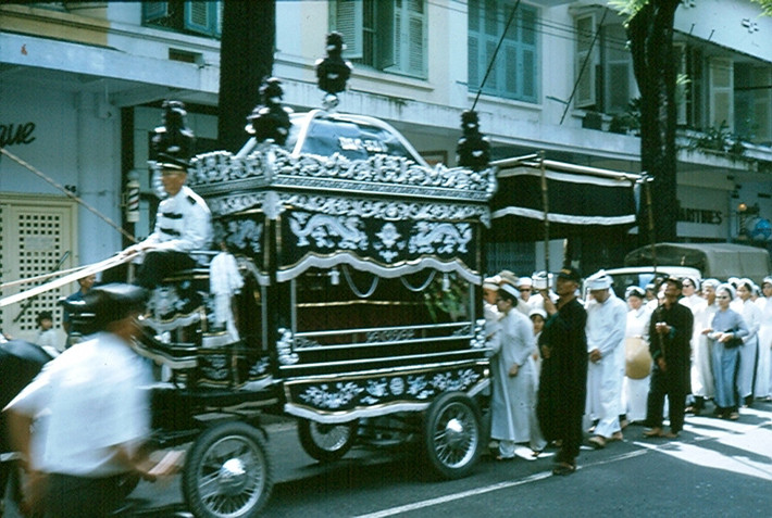 Chiếc xe ngựa kéo chở quan tài.