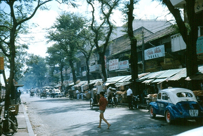 Khu chợ cũ trên đường Hàm Nghi.