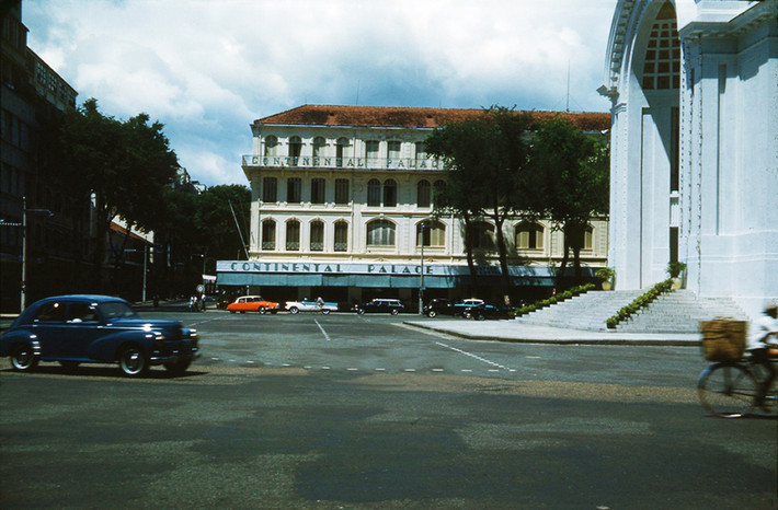 Khách sạn Continental Palace và nhà Văn hóa (nhà hát Lớn ngày nay).