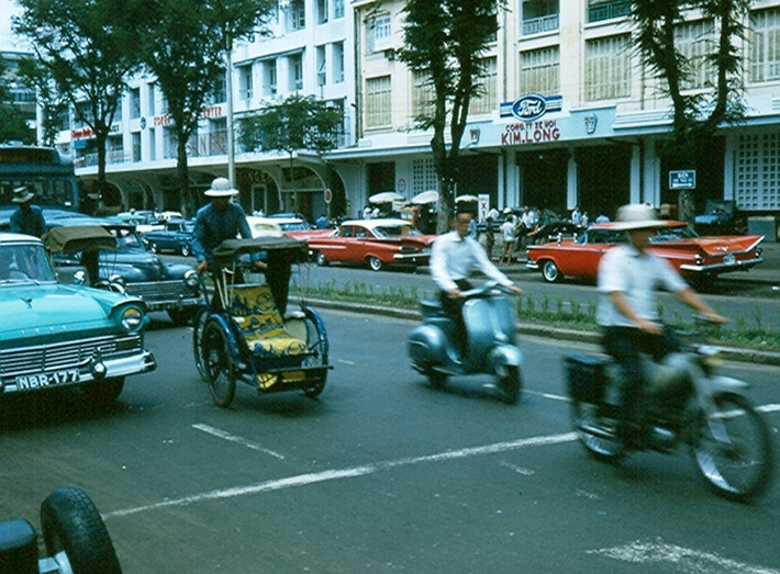Một góc đại lộ Lê Lợi với đủ loại phương tiện giao thông.