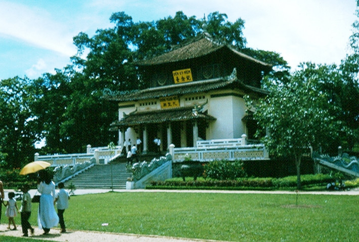Đền Kỷ Niệm (nay là đền thờ Hùng Vương) trong Thảo Cầm Viên Sài Gòn.