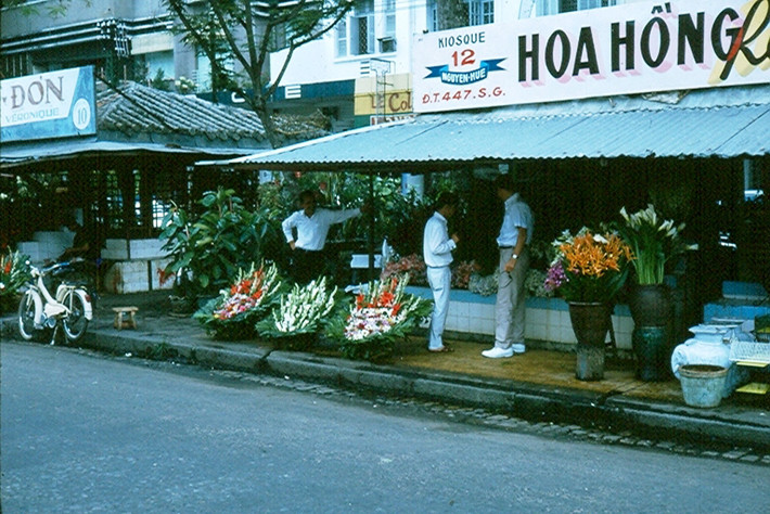 Các cửa hàng bán hoa trên đại lộ Lê Lợi.