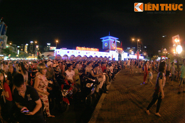 Quảng trường Quách Thị Trang trước chợ Bến Thành cũng được nhiều người lựa chọn.