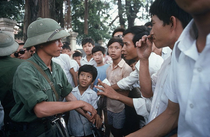 Bộ đội Giải phóng nói chuyện với dân chúng.