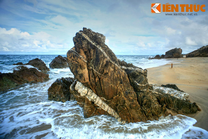 Không rõ tên gọi bãi Đá Nhảy đã có từ bao giờ. Chỉ biết có nhiều lý giải khác nhau về cái tên này. Cách giải thích quen thuộc nhất là các tảng nằm rải rác trên bãi biển trông giống như những con cóc đang nhảy lô nhô giữa những con sóng bạc.