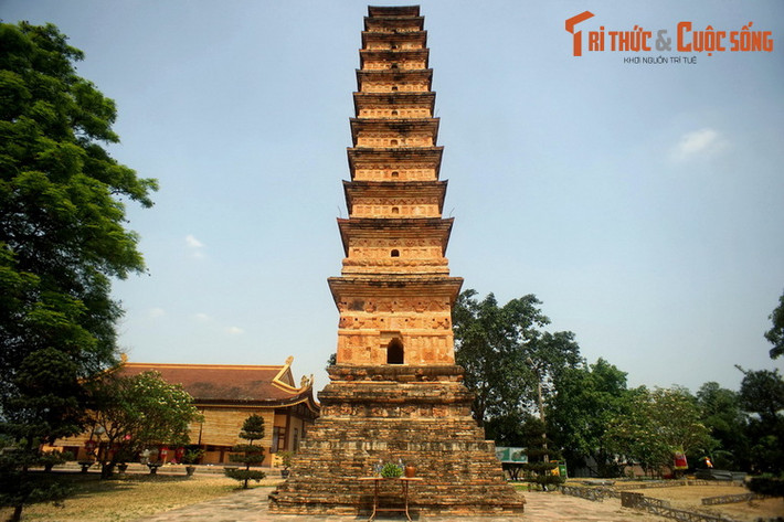 1. Bảo tháp Phật giáo là loại hình kiến trúc đặc trưng, gắn liền với đạo Phật. Theo các nhà nghiên cứu, nguồn gốc của bảo tháp là các stupa (phù đồ) mang mục đích tưởng niệm Đức Phật ở Ấn Độ. Ảnh: Tháp Bình Sơn ở chùa Vĩnh Khánh, Vĩnh Phúc.