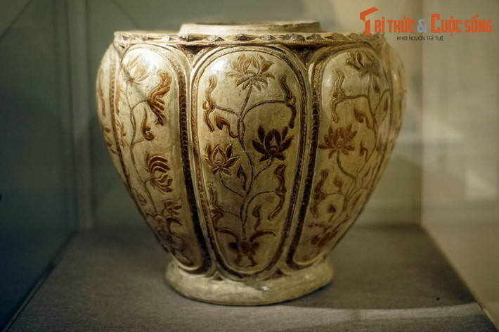 9. Thống gốm hoa nâu thời Trần có niên đại từ thế kỷ 13, 14, được phát hiện khi đào giếng tại khu đền Trần ở thành phố Nam Định vào năm 1972. Các nhà nghiên cứu coi đây là một tác phẩm nghệ thuật độc đáo, hoàn hảo nhất trong những đồ gốm hoa nâu thời Trần đã được phát hiện.