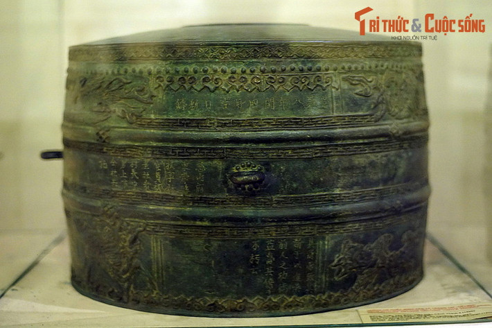 14. Trống đồng Cảnh Thịnh được đúc năm 1800 dưới triều vua Cảnh Thịnh, là một hiện vật lịch sử đặc biệt của triều đại Tây Sơn. Trống từng được đặt tại chùa Nành (Gia Lâm, Hà Nội) trước khi đưa về lưu trữ và trưng bày ở bảo tàng.