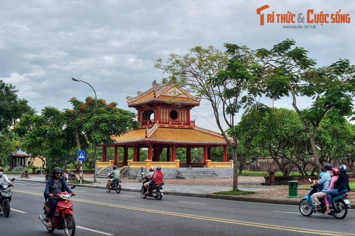 6. Nằm ở trung tâm thành phố Huế, Kinh thành Huế là nơi đóng đô của triều Nguyễn từ năm 1802 đến 1945. Đây là một cụm di tích có vị trí đặc biệt quan trong trong Quần thể di tích Cố đô Huế, Di sản thế giới được công nhận vào năm 1993. Ảnh: Phu Văn Lâu của Kinh thành Huế.