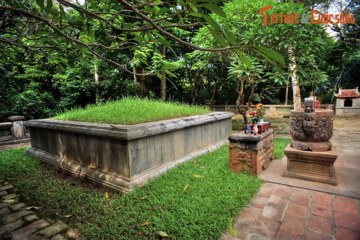 Ngoài các cung điện và đền thờ, trong phạm vi Lam Kinh còn có lăng mộ vua Lê Thái Tổ - người sáng lập nhà Hậu Lê, cùng các vua đời sau và các hoàng hậu. Ảnh: Vĩnh lăng – nơi an nghỉ của vua Lê Thái Tổ.