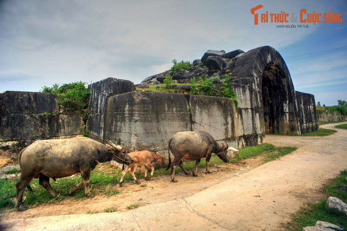 Công trình gồm thành nội và thành ngoại. Thành ngoại được đắp bằng đất, trên trồng tre gai. Thành nội có mặt bằng hình chữ nhật, mỗi bề rộng khoảng 870 và 880 mét, mặt ngoài ghép bằng các khối đá. Chính giữa bốn mặt thành nội có 4 cổng xây kiểu vòm cuốn. Ảnh: Cửa Tây thành nhà Hồ.