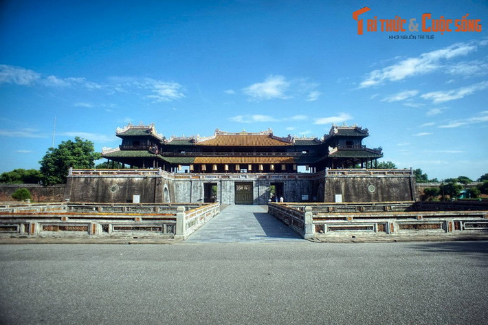 Kinh thành Huế có diện tích mặt bằng 520 ha, bên trong có nhà dân, nhà các quan lại ở và phần quan trọng nhất là Hoàng Thành - nơi vận hành bộ máy triều đình. Tử Cấm Thành nằm trong Hoàng thành, là chốn cấm cung của vua và hoàng tộc. Ảnh: Ngọ Môn, cổng chính của Hoàng thành Huế.