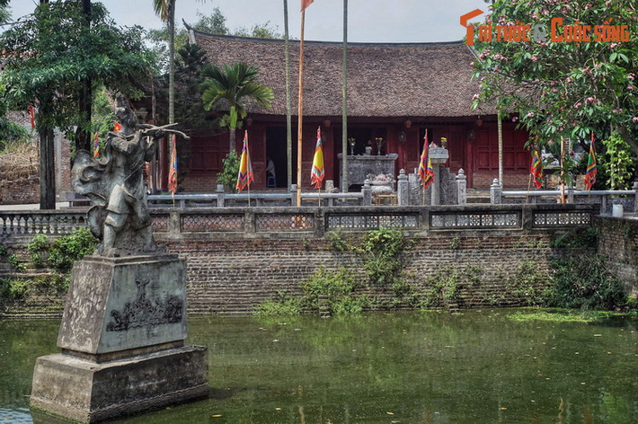 Ở thành nội có đền thờ đền thờ vua An Dương Vương hay đền Cổ Loa, tương truyền được xây trên nền nội cung của vua An Dương Vương xưa. Các công trình quan trọng khác trong thành nội là đình Ngự Triều Di Quyvà đền Cao Lỗ. Ảnh: Đền Cao Lỗ.