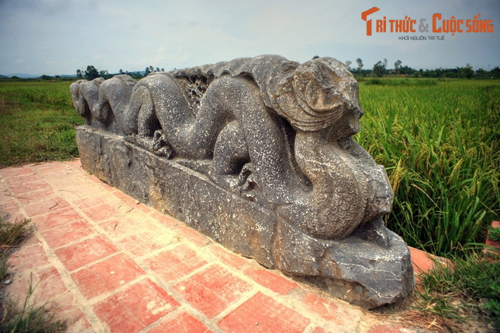 Cho đến nay, các cổng và một số đoạn tường của thành nhà Hồ còn lại tương đối nguyên vẹn. Trong các phế tích ở trong thành, đáng chú ý có đôi tượng rồng đá dài 3,62 mét, đặt ở vị trí được cho là nền chính điện xưa. Ảnh: Rồng đá thành nhà Hồ.