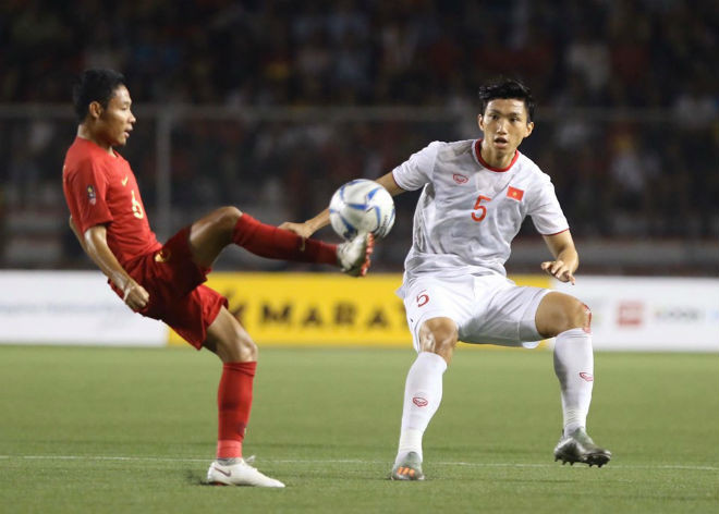 Xuất phát trong vai trò trung vệ Đoàn Văn Hậu là tấm lá chắn lót cho Tấn Tài lần đầu phải đá vị trí hậu vệ trái thay Thanh Thịnh.