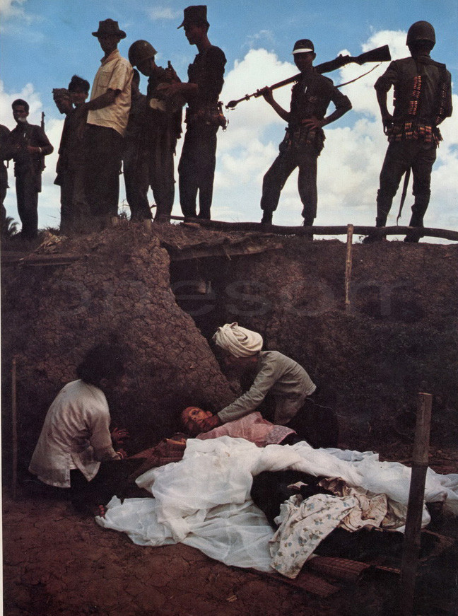 Người dân chết do bị ngược đãi tại một ấp chiến lược ở Cà Mau, 1966.