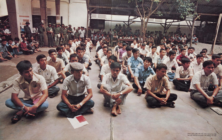 Binh lính quân đội Sài Gòn trong một lớp học do quân Giải phóng tổ chức.