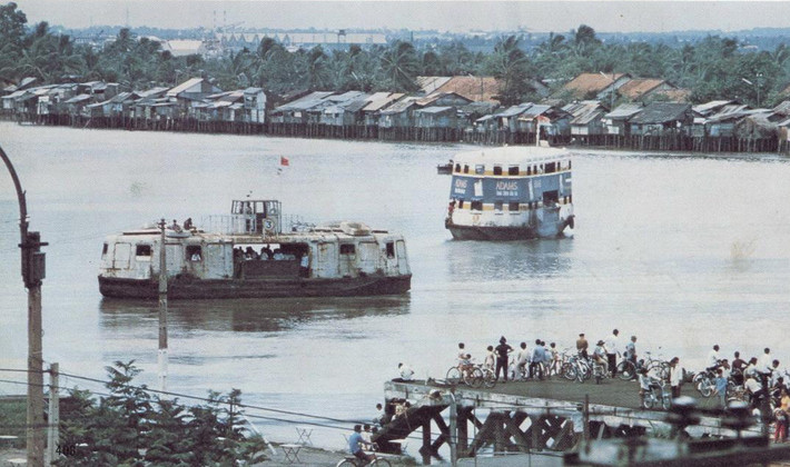 Các đường phố nhộn nhịp người xe qua lại.