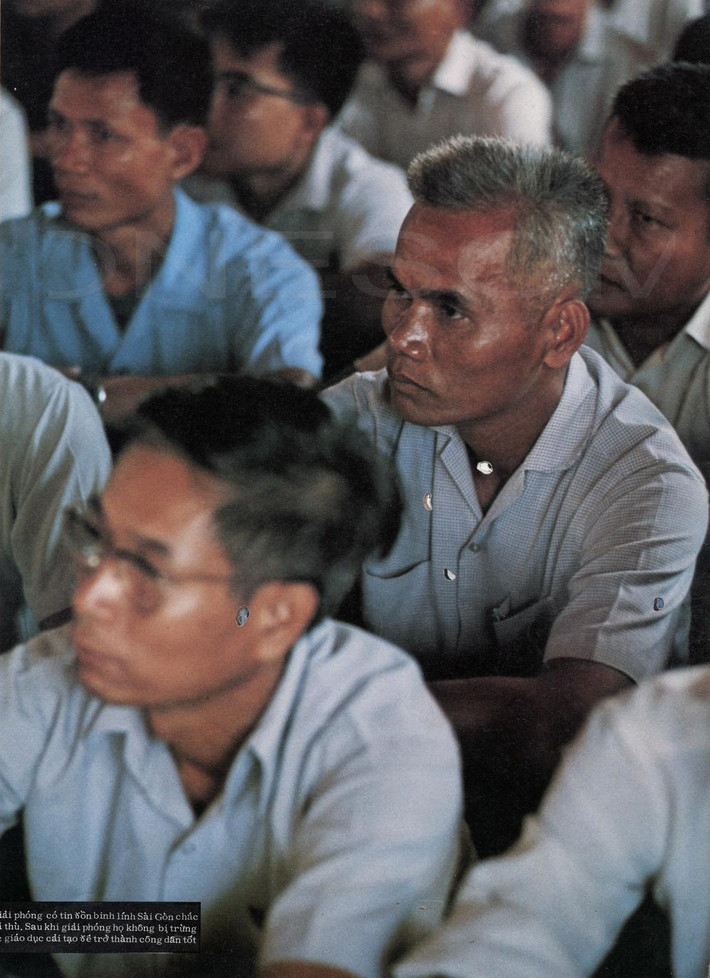 Một buổi giáo dục các binh lính, sĩ quan chế độ cũ.