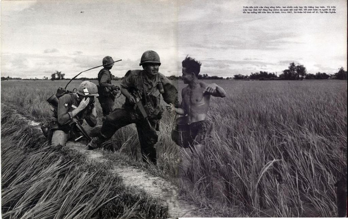Lính Mỹ thuộc sư đoàn bộ binh 25 bắt một người nông dân ở Hậu Nghĩa, 1967.