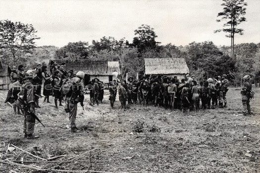 Lính Mỹ tiến hành bắt bớ tại một bản của người Thượng, Kontum 1965.