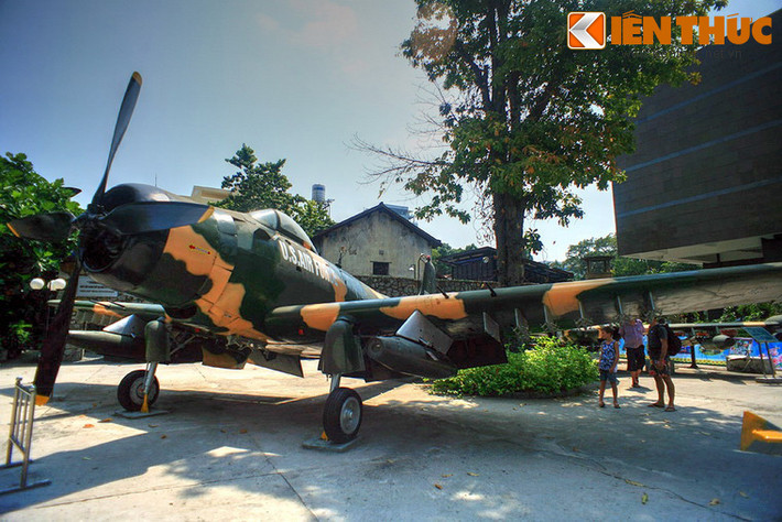 Douglas A-1 Skyraider là loại máy bay ném bom cường kích một chỗ ngồi do hãng Mc. Donnell Douglas sản xuất.