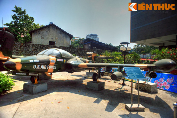 A.37 B là máy bay ném bom chiến đấu phản lực hạng nhẹ do Hãng Cessna Aircraft sản xuất, dùng ném bom các mục tiêu ở trên mặt đất, mặt biển và hộ tống các máy bay vận tải, các đoàn xe tiếp tế.