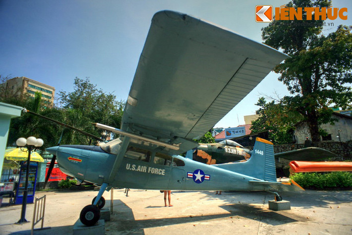 Máy bay quan sát, liên lạc U-17B do hãng Cesna Aircraft sản xuất.