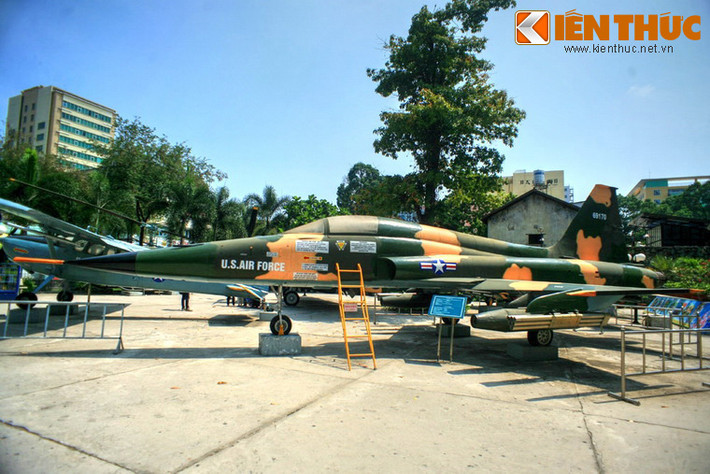 F-5 là dòng máy bay phản lực chiến đấu hạng nhẹ do hàng Northrop Noair sản xuất. Ngày 8/4/1975, phi công Nguyễn Thành Trung đã lái một chiếc máy bay loại này (F5-E) ném bom Dinh Độc Lập.