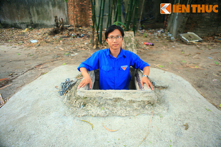 Lối xuống địa đạo là các cửa hầm có nắp đóng bằng gỗ theo hình thang, phía trên để đổ đất, trồng cây cỏ để ngụy trang. Mỗi miệng hầm chỉ đủ rộng cho một người chui lọt.