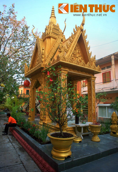 Trong khuôn viên chùa Chantarangsay còn các công trình khác như tháp thờ Phật.