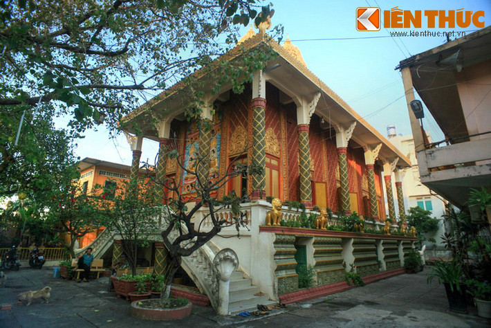 Ngôi chính điện là công trình kiến trúc quy mô, đặc sắc nhất của chùa Chantarangsay, gồm hai tầng, có bốn cổng ở hai mặt trước và sau, mặt hướng Đông. Các góc, trên các tường bao chính điện có trang trí hình chim thần Garuda, rắn thần Naga, tượng Cầy No... đặc trưng của văn hóa Khmer.