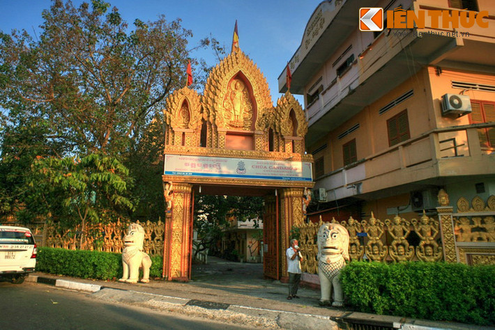 Chùa mang những đường nét kiến trúc đặc trưng của một ngôi chùa Khmer, bắt đầu từ cánh cổng với ba ngọn tháp uy nghiêm, mang màu vàng rực rỡ.