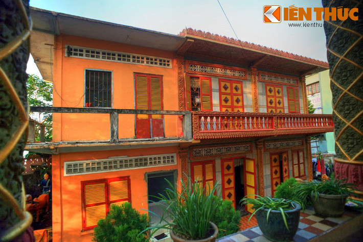 Sala (nhà tăng) gồm hai tầng, tầng trệt là nhà lễ, tầng trên là nhà giảng. Trong Sala có bàn thờ đức Phật Thích Ca và các vị cố Hòa thượng trụ trì chùa.