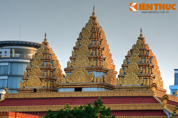 Ba ngọn tháp lộng lẫy trên chính điện có thể được quan sát từ xa, là điểm nhấn kiến trúc của ngôi chùa.
