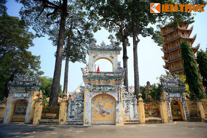 Nằm trên một ngọn đồi thấp gần trung tâm TP.Thủ Dầu Một, chùa Hội Khánh là công trình kiến trúc tôn giáo, nghệ thuật lớn nhất của tỉnh Bình Dương.