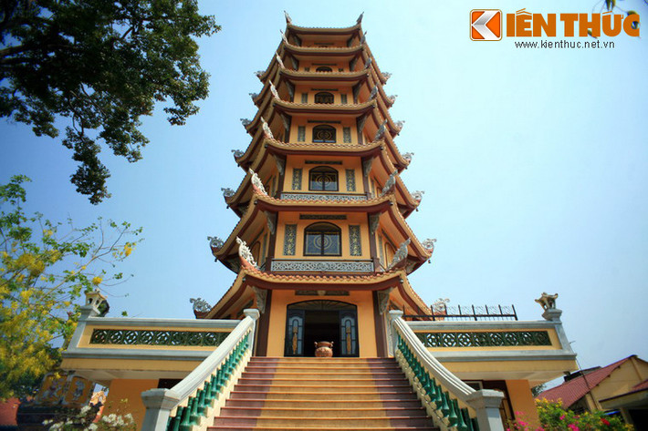 Một công trình ấn tượng khác của chùa Hội Khánh là ngôi tháp 7 tầng, khánh thành năm 2007. Tháp được xây theo hình lục giác với chiều cao hơn 25 m, mỗi tầng đều có những bức phù điêu đắp nổi xung quanh tháp. rất sinh động.