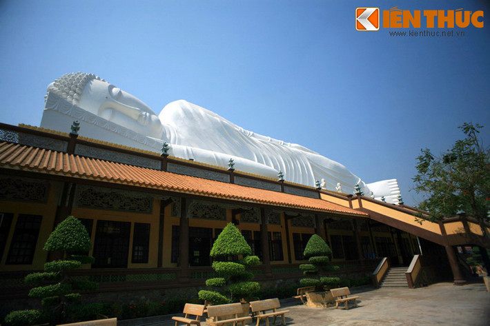 Tượng có chiều dài 52m, cao 12m, an vị trên độ cao của mái chùa cách mặt đất 24m, xung quanh là 840 cánh hoa sen đắp bằng xi măng và có các chư tiên, đệ tử tề tựu xung quanh.