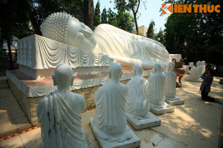 Cũng được khánh thành năm 2007, khu vườn tượng của chùa lại đem đến cảm giác bình an, thư thái với những cụm tượng mang chủ đề Đức Phật nằm dưới bóng cây xanh mát.