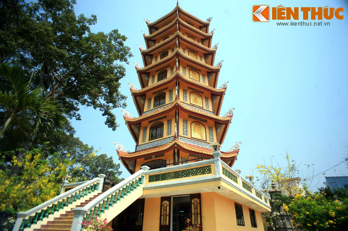 Đây là một công trình có tính mỹ thuật cao, hài hòa với không gian kiến trúc tổng thể của chùa Hội Khánh tạo thêm sự uy nghi, hoành tráng cho ngôi cổ tự.