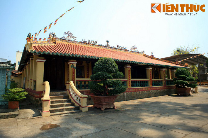 Chùa được xây dựng vào năm 1741, đến năm 1861 bị phá hủy trong chiến tranh. Từ đó đến nay chùa Hội Khánh được được trùng tu và mở rộng nhiều lần nhưng vẫn giữ được những đường nét cổ kính của một ngôi chùa Nam Bộ.