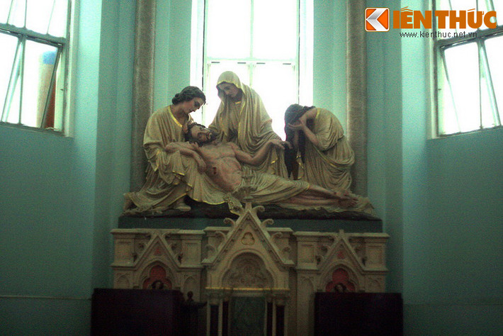 Giữa hai phần mộ là đài thờ mang cụm tượng thể hiện phút lâm chung của Chúa Jesus.