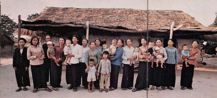 Trung đội phụ nữ bảo vệ đường ở Quảng Bình. Các chị tuổi từ 26 đến 36 đều có con nhỏ. Các chị vừa nuôi con vừa xông pha lửa đạn đảm bảo giao thông.