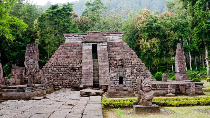 Nằm ở miền Trung đảo Java của Indonesia, đền Candi Sukuh được thế giới biết đến với kiến trúc độc đáo không bắt gặp ở bất cứ công trình nào khác trong khu vực Đông Nam Á.